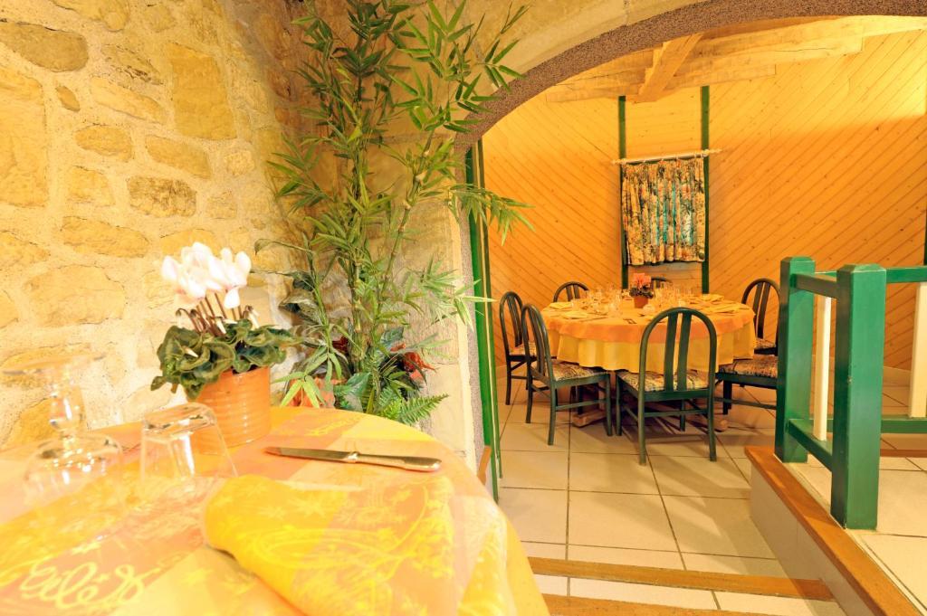 Logis Hotel Le Moulin Des Gardelles Riom Dış mekan fotoğraf